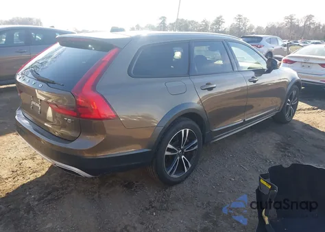 2018 Volvo V90 Cross Country T5 z USA, uszkodzony, nr VIN YV4102NK2J1021497